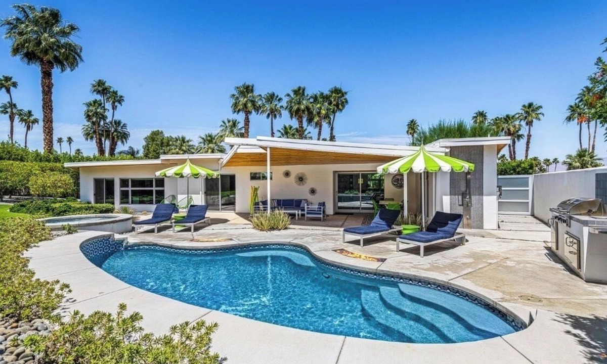 Magnesia Falls Cove House | An Extra Hour of Sunshine, Southern California Desert
