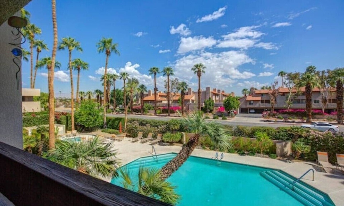 Baristo Apartment | -> April & May 2026 specials! <- DT Palm Springs Condo 2 Owls