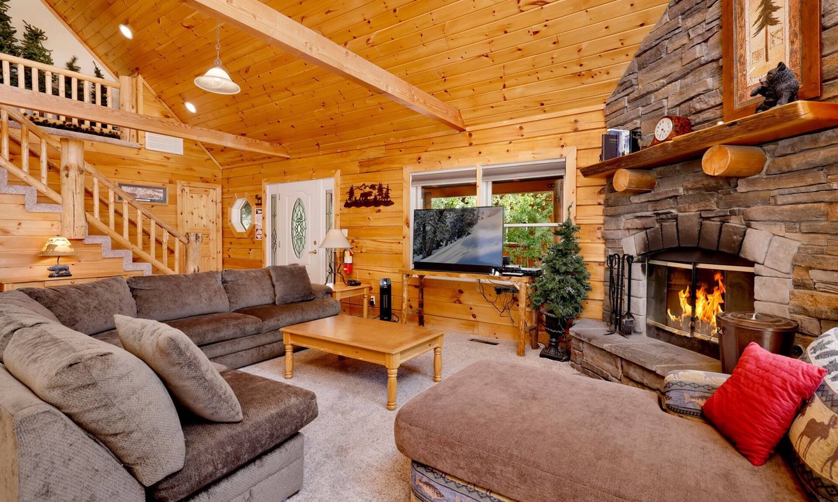 Moonridge Cabin | Arktos Jewel Log Cabin w/Hot Tub + Pool Table
