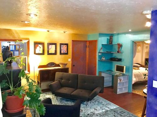 Sunnyside Apartment | Artistic Garden Retreat
