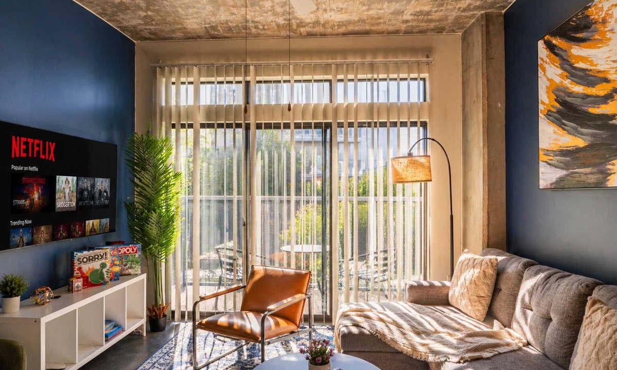 Evans Churchill Apartment | Arts District Access | Balcony, Pool & Parking