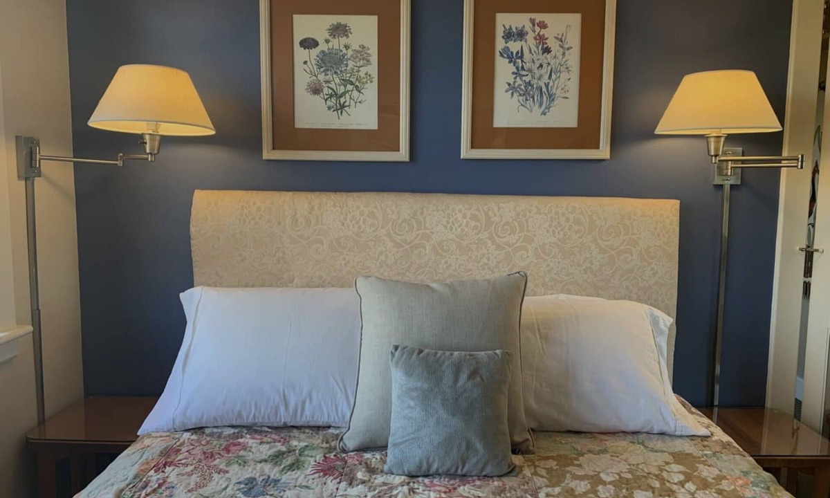 Siskiyou-Hargadine Historic District Bed & Breakfast | Ashland's Premier Eco-B&B: Queen Bed Suite with Mountain Views (Fleur)