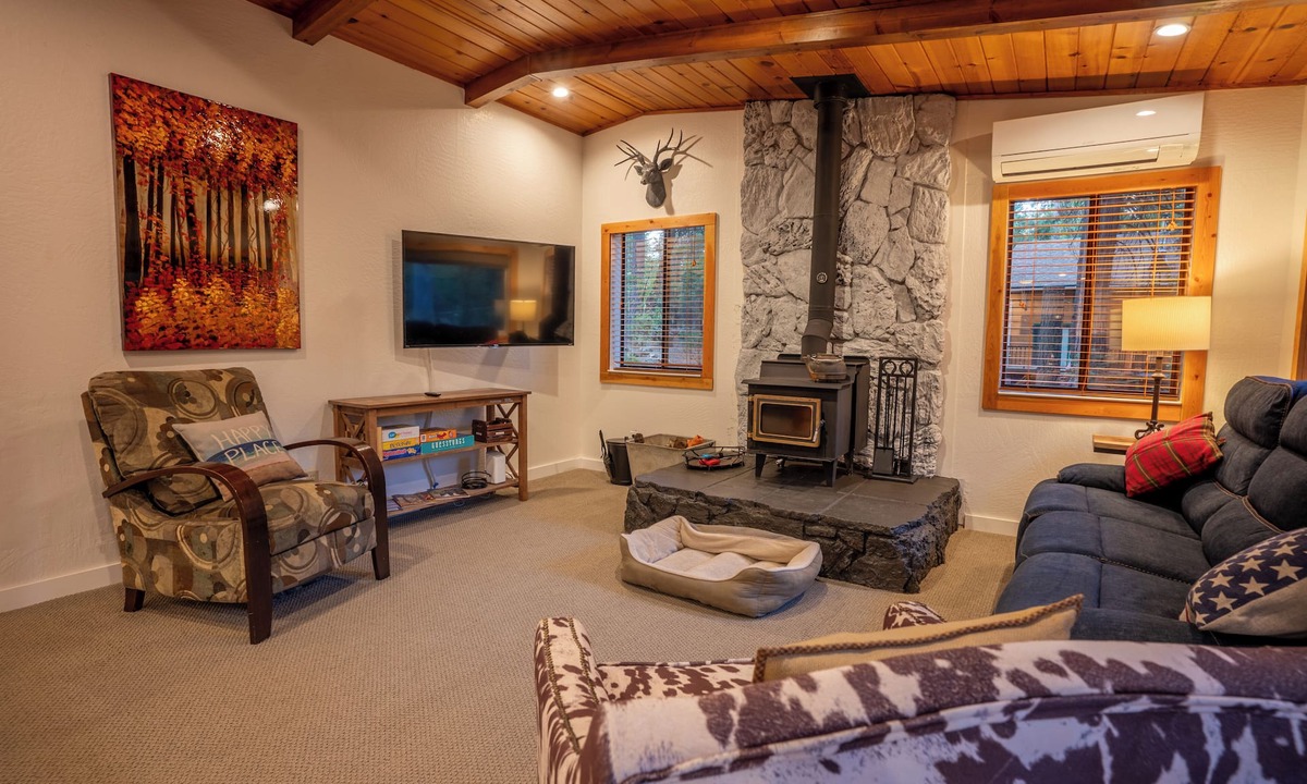 Dorrington Cabin | Astro's Dogwood Cabin ~ A/C and Rec Center Access
