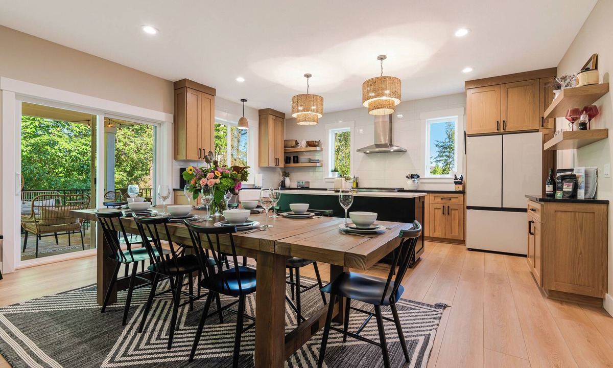 Newberg House | Avery House in Newberg: 6 bedrooms, forest views, sleeps 12, ideal for family getaways