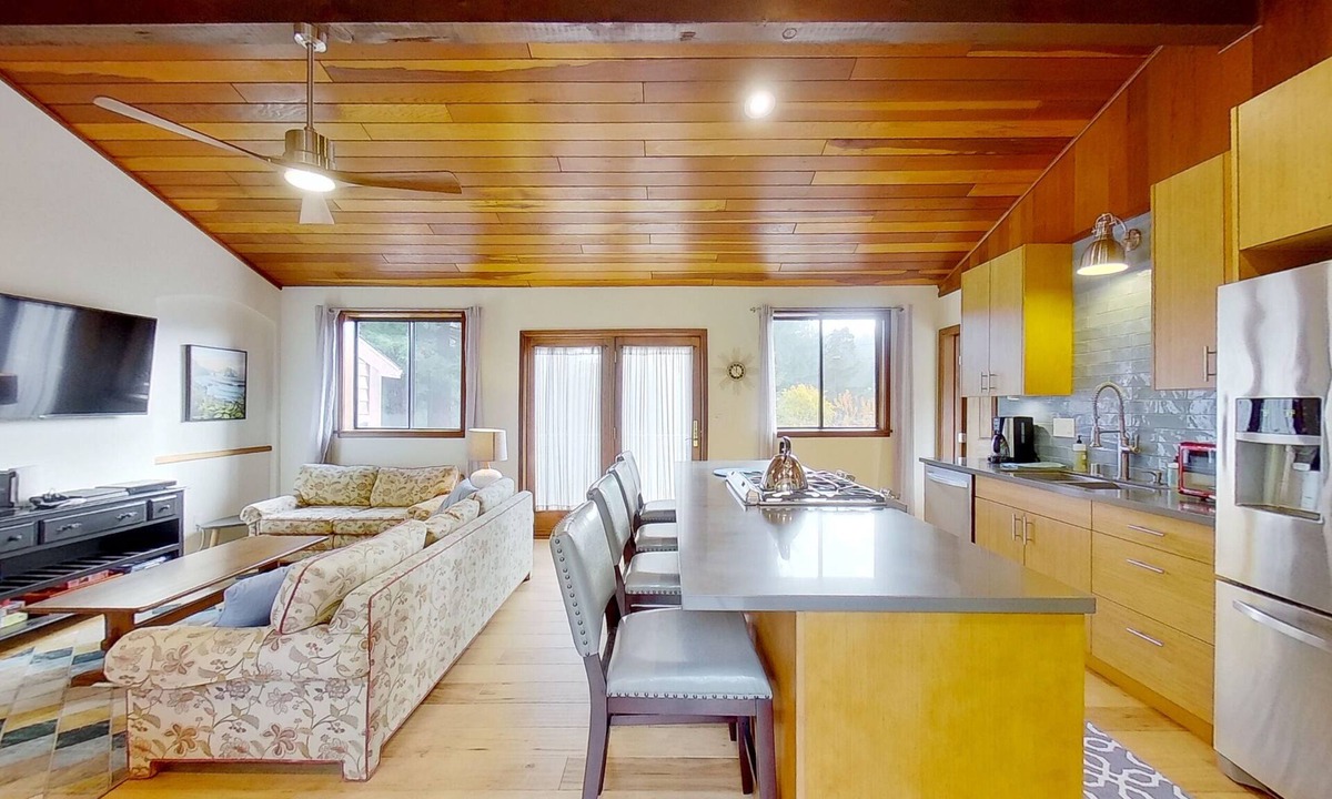 McKinleyville House | Azalea Reserve Upstairs Suite