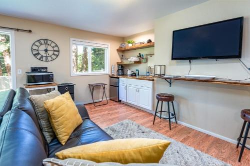 Corvallis Apartment | Baby Bella- w/concierge laundry service