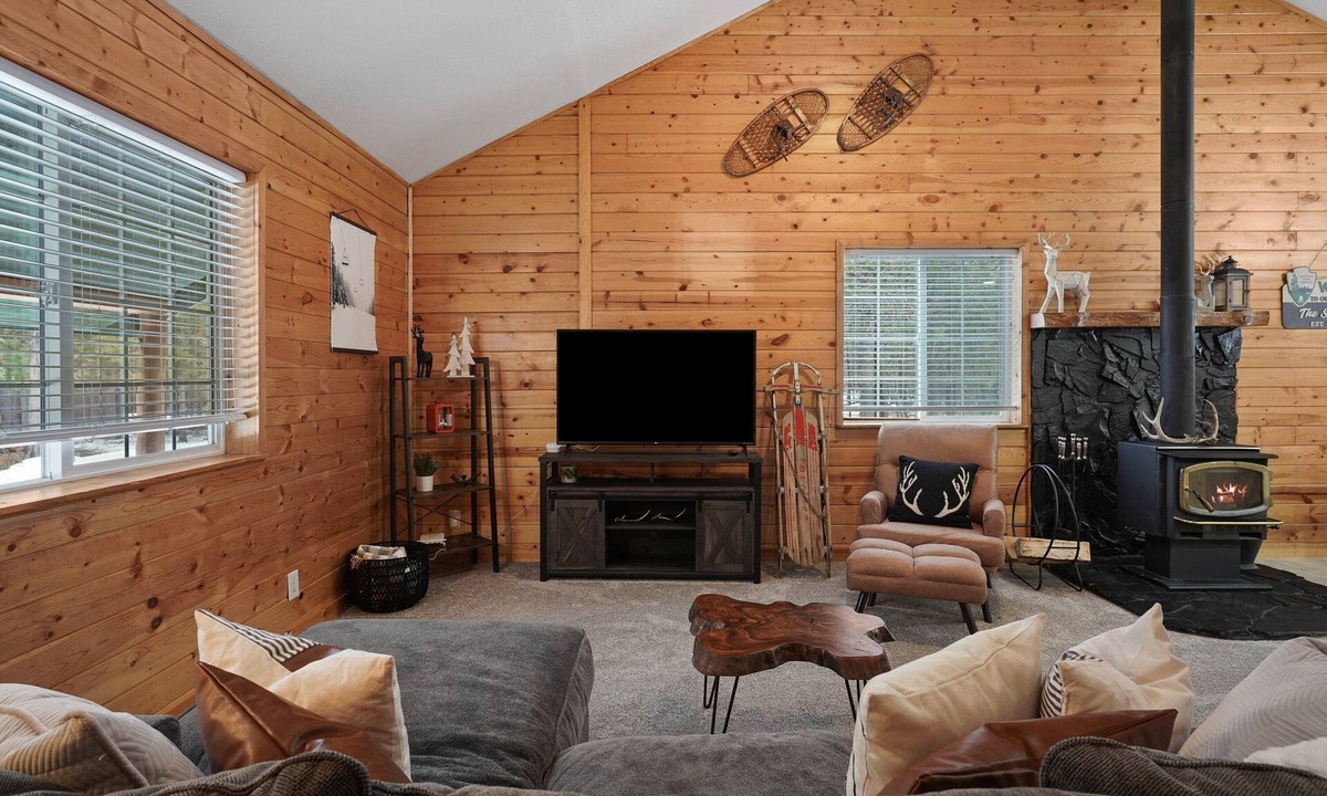 La Pine House | Basecamp - Cabin, Private Fenced Beauty! Detached Game Room, Darts, Basketball, Foosball