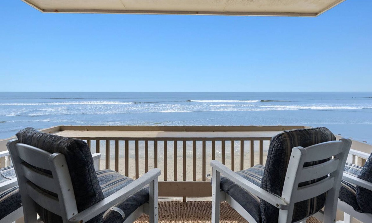 Townsite Condo | Beachfront cottage, Ocean & Sand Views. D20 North Coast Village