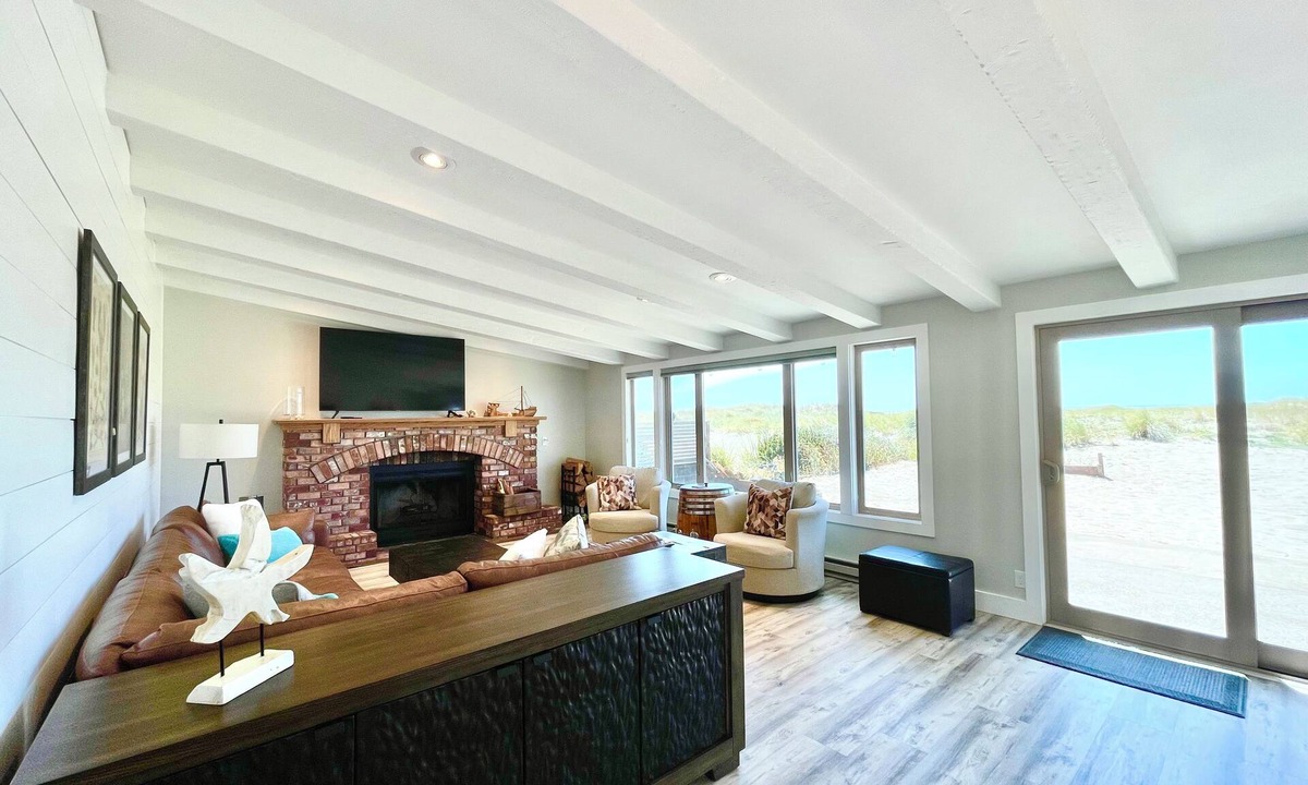 Bayshore House | BEACHFRONT LIVING! Spacious Single-level, w/3BD, 3BA, Fenced Courtyard. Dogs OK