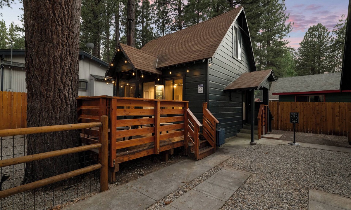 Summit Estates Cabin | Bear and Birdie's Pet Friendly Cabin w/Hot Tub