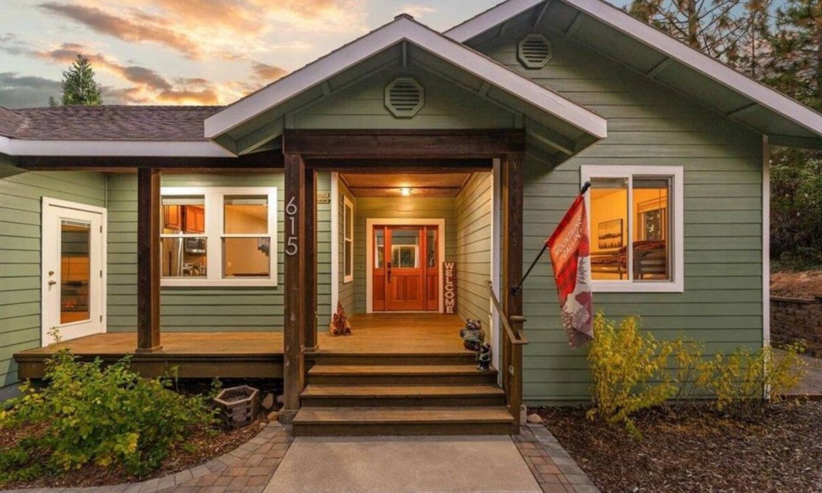 Mount Shasta House | Bearadise Lodge - Mount Shasta - Now with a Hot Tub & Air Conditioning!