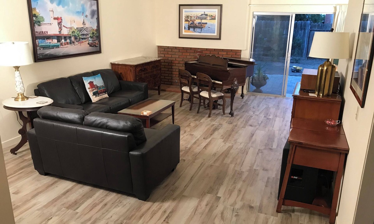 Santa Ana House | Beautiful 2-bedroom MTR house in south Santa Ana with WiFi, king bed and a crib