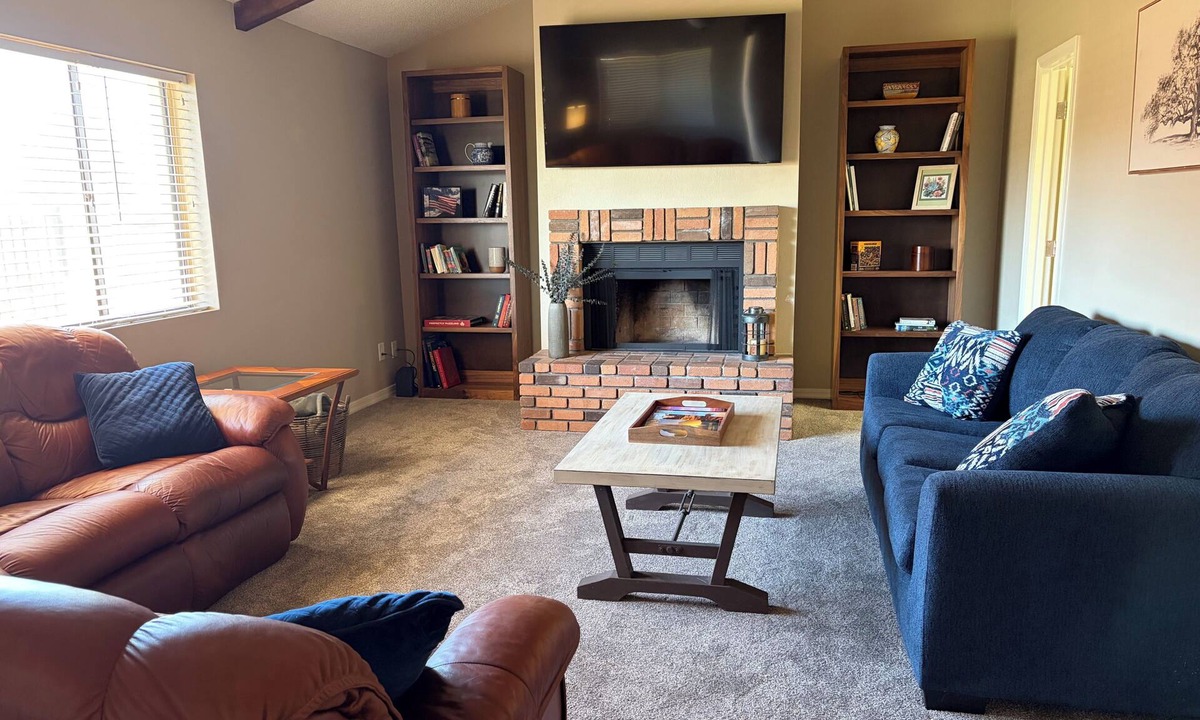 Apache Wells House | Beautiful 2-bedroom townhome on golf course in Mesa