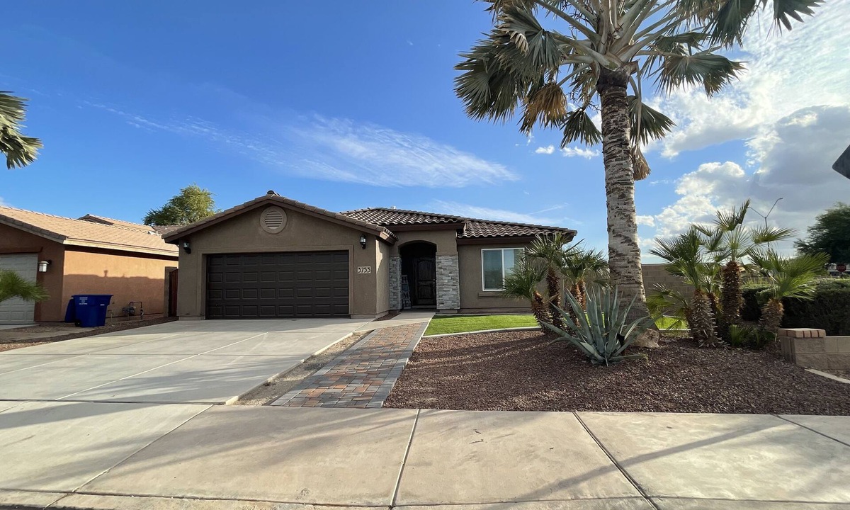 Yuma House | Beautiful 3 bedroom 2 bath house 10 mins from YRMC