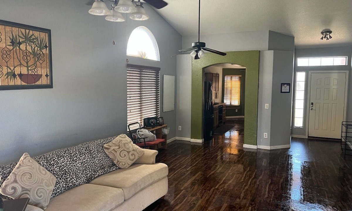 Glendale House | Beautiful 3 bedroom, 2 bathroom, walking distance to StateFarm Stadium/West Gate