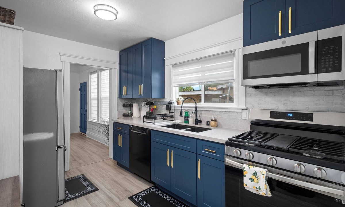 North Long Beach Apartment | Beautiful 3-bedroom apartment in Long Beach