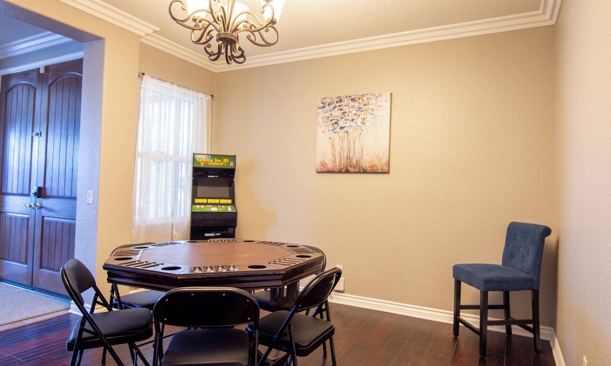 Lancaster House | Beautiful 4 Bedroom - Fun Family Pet Friendly Home
