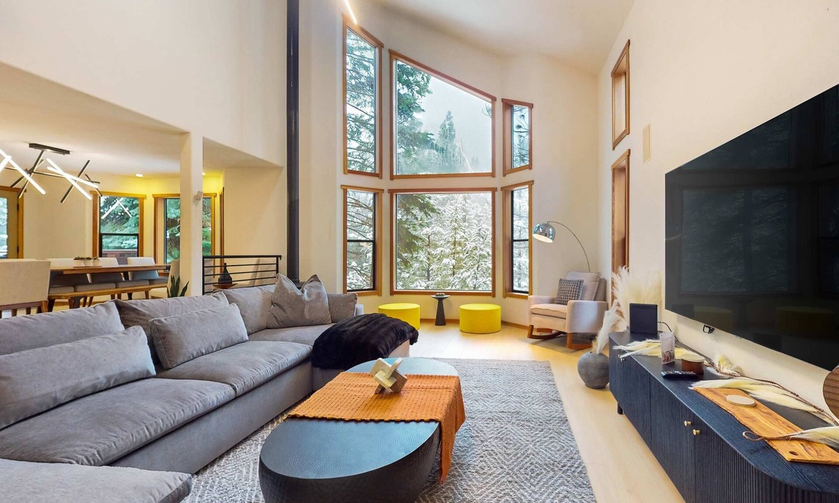 Truckee House | Beautiful cabin with spa, game room, EV charger, near golf & skiing, pets welcome!