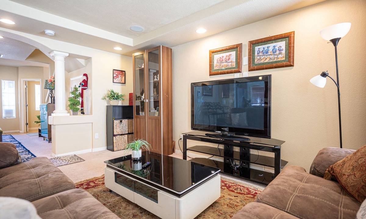 Enterprise House | Beautiful comfortable 5 bedrooms house chose to MGM 5 miles.