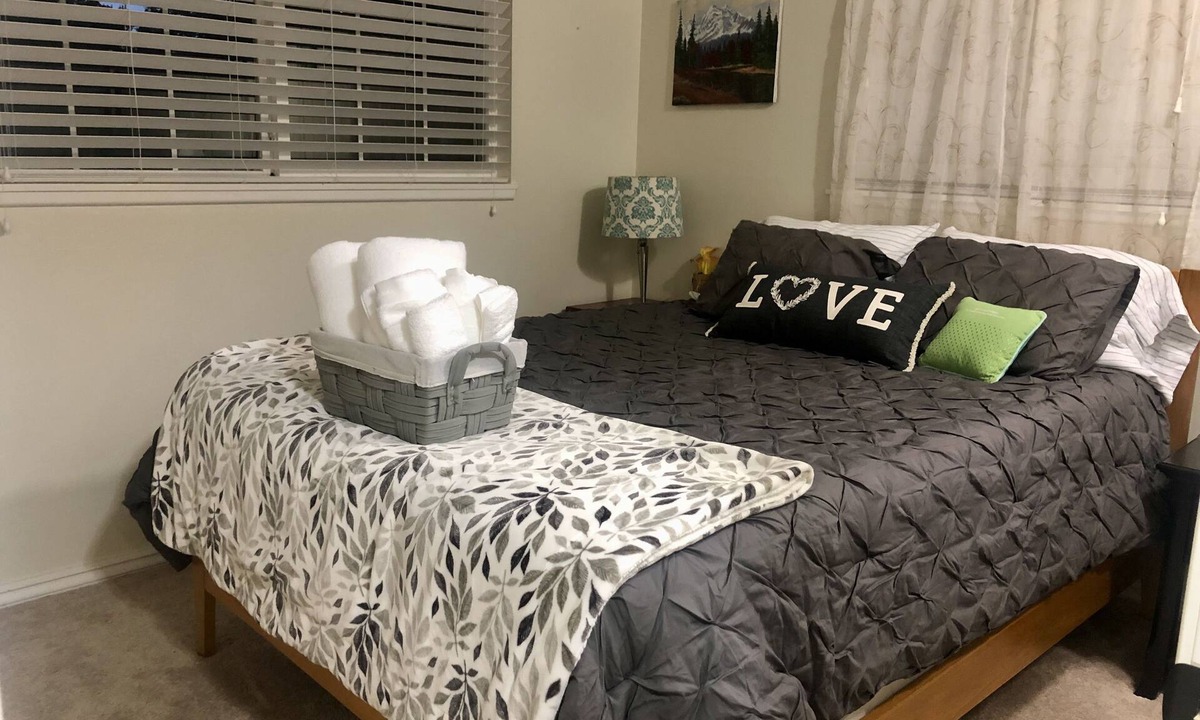 Morningside House | Beautiful cozy home in south central Salem!