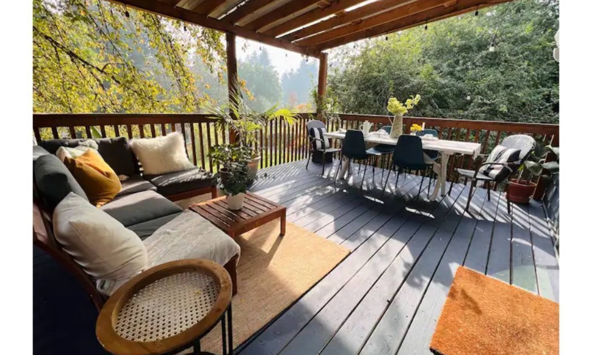 West Hazel Dell House | Beautiful DT home on 1/2 acre