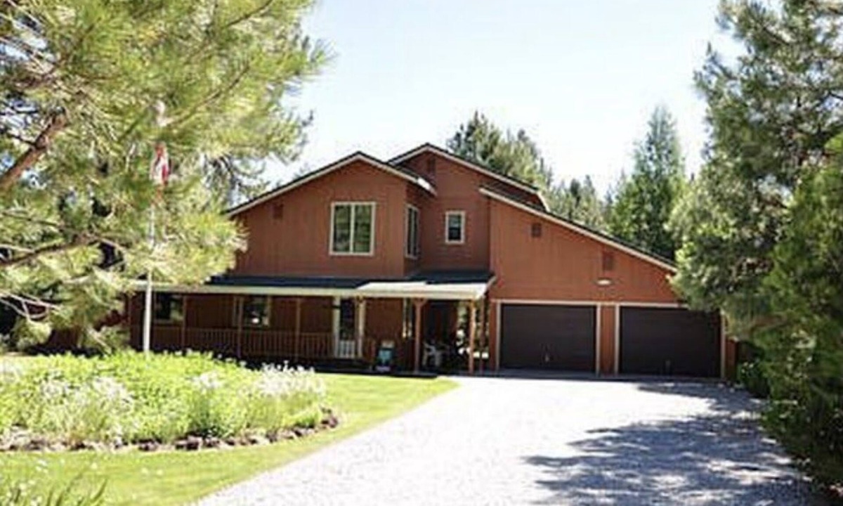 Viola Cabin | Beautiful home minutes to Mt. Lassen, hunting, Pacific Crest Trail and fishing