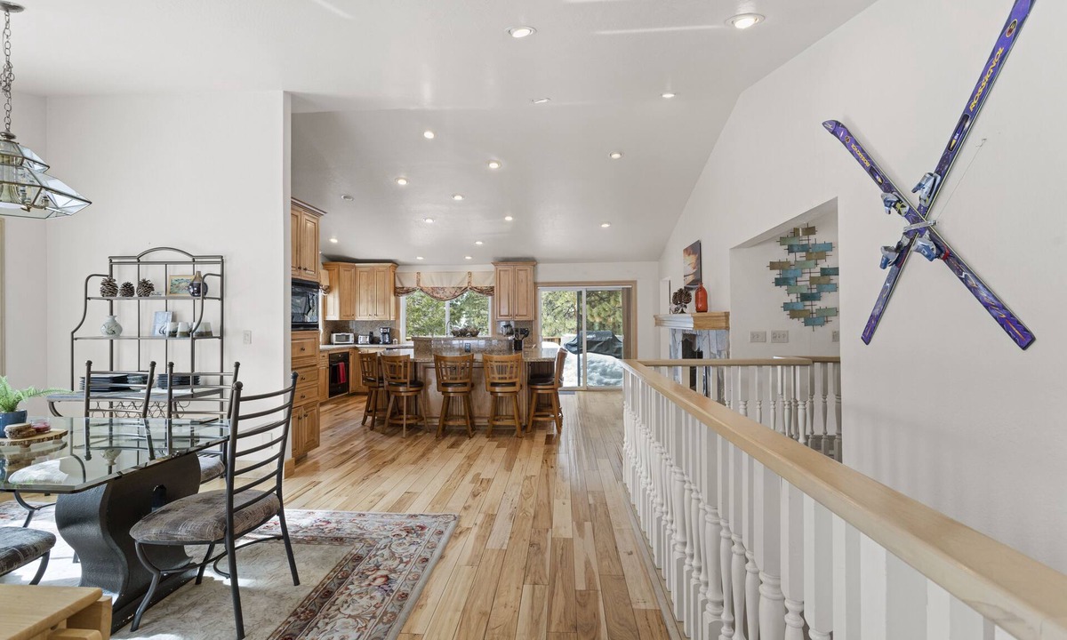 Round Hill Village House | Beautiful Large 6 bedroom Lake Tahoe retreat with large entertainment areas
