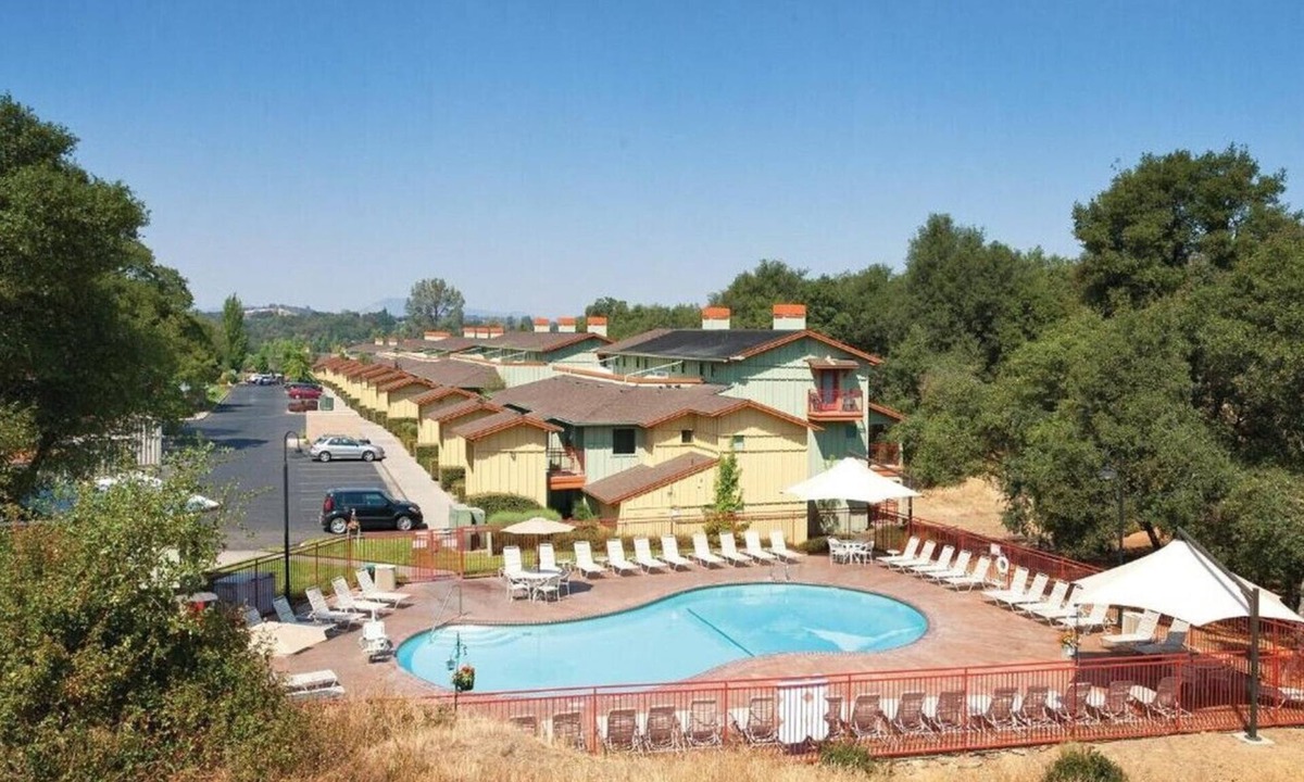 Angels Camp Condo | Beautiful Location and great resort amenities including outdoor pool in this 1BD condo