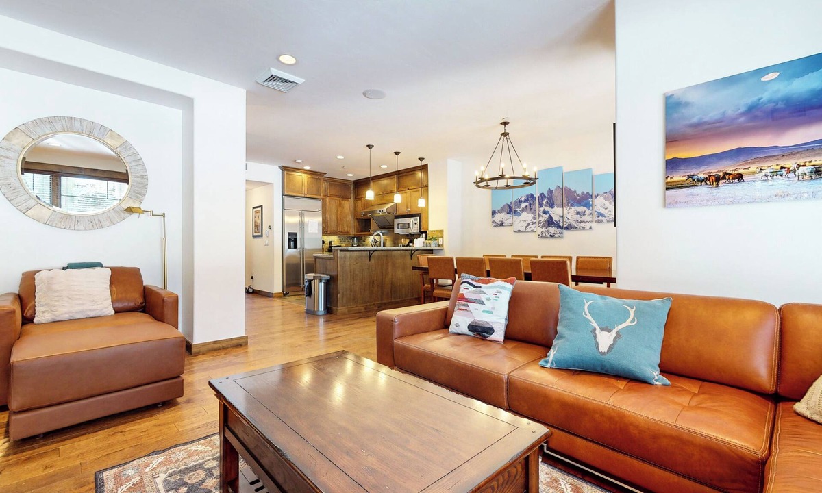 Woodwinds House | Beautiful Spacious Modern, On Golf Course! Private Hot Tub, Grill, Game Room