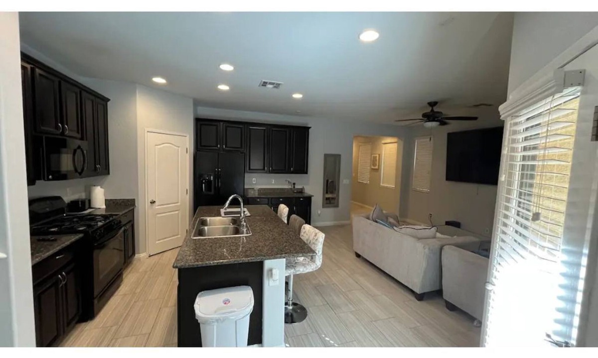 Spring Valley House | Beautiful Summerlin 4-Bedroom Home with community Pool