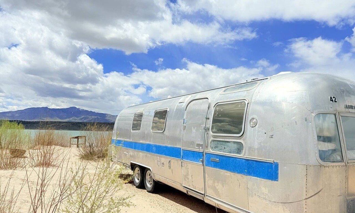 Levan House | Beautifully Refurbished Airstream on Yuba Lake for a Unique Getaway in Nature in Utah