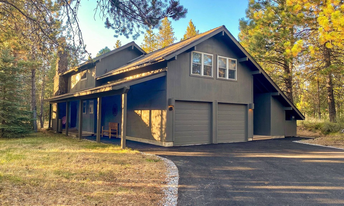 Sunriver House | Beautifully Remodeled, Steps to Fort Rock Park, A/C, SHARC Passes, Hot Tub.