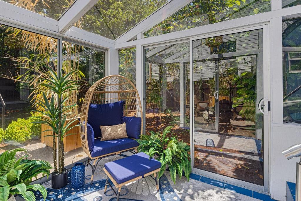 Amazon House | Bella Azul - Charming Home Minutes from Campus home
