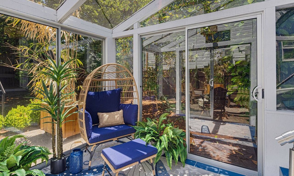 Amazon House | Bella Azul - Charming Home Minutes From Campus 3 Bedroom Home