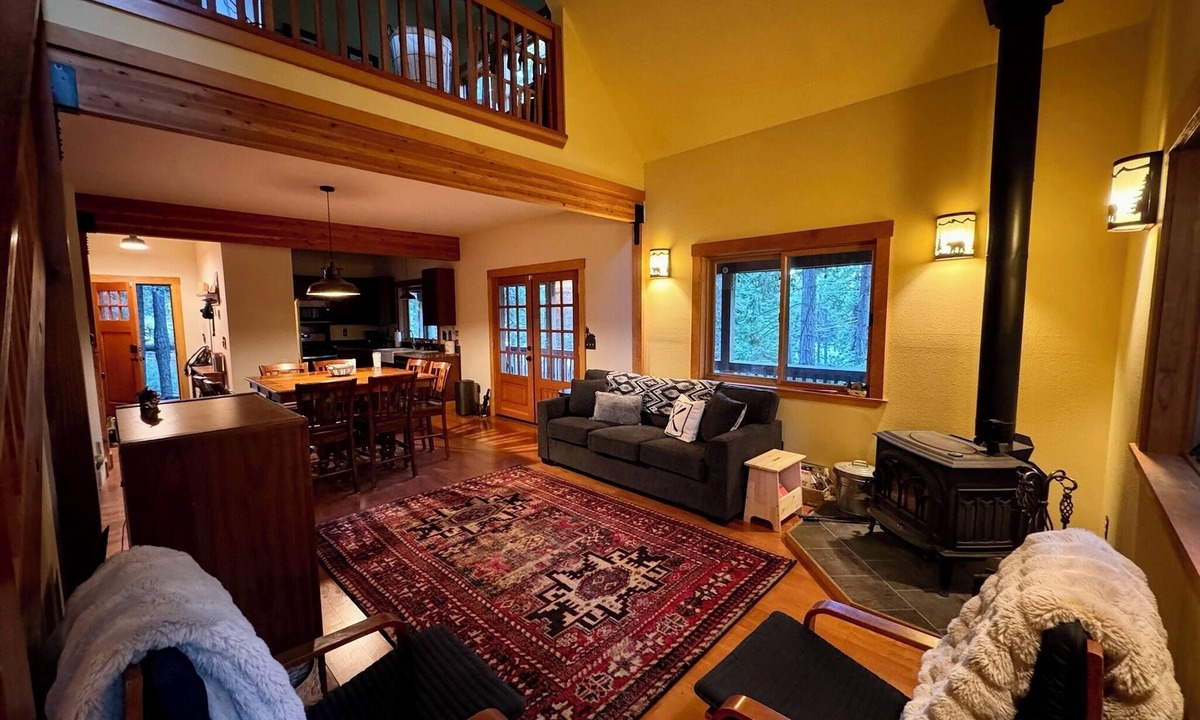 Dorrington Cabin | Best Cabin in Dorrington, 2+ families, basketball, dog-friendly, EV charger