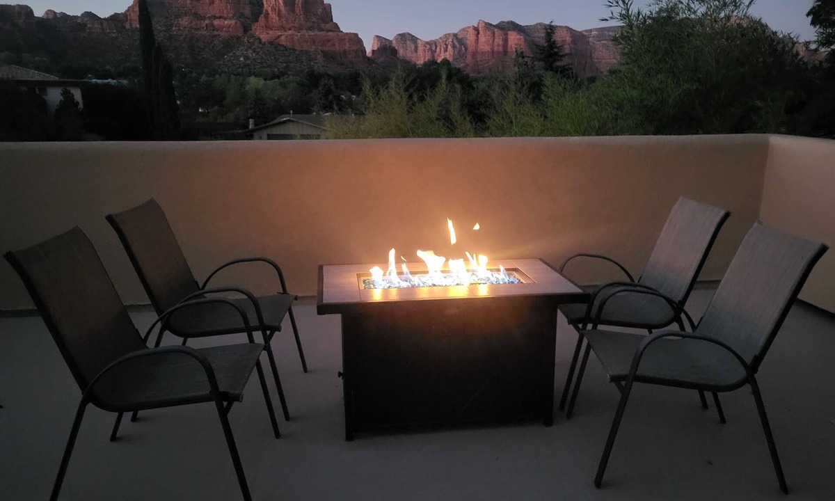 Oak Creek House | BEST VIEWS! Sleeps 8 Large Balcony, Firepit, Lawn, Patio, Wildlife
