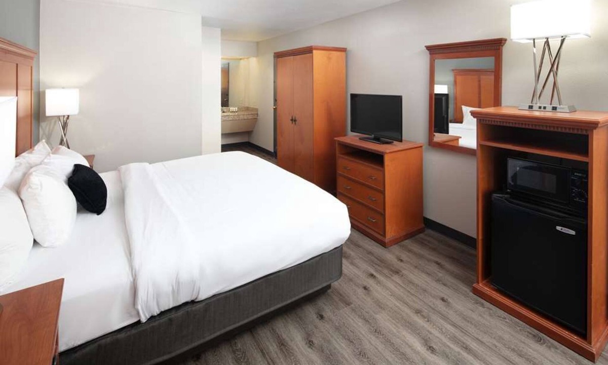 Orchard District Hotel | Better Choice For Your Vacation! Accessible Unit! Near Pine Nursery Park!
