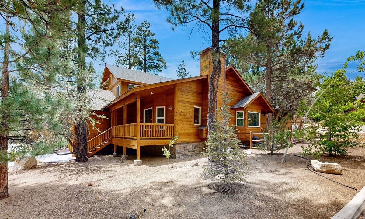 Eagle Mountain Estates Cabin | Big Bear White Skies #674