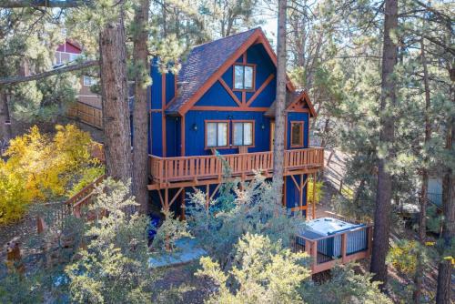 Whispering Forest House | Big Blue Retreat Dog-Friendly Cabin, Spa, Near Village