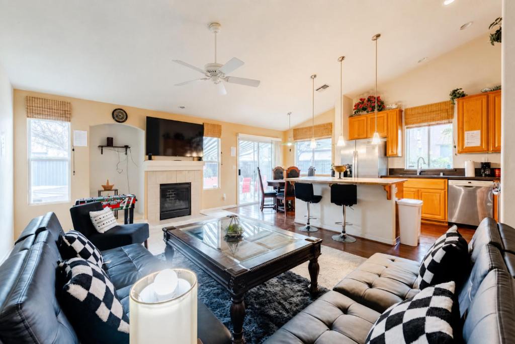 West Sacramento House | Big Stay Favorite, Backyard Workspace & Sleep 18
