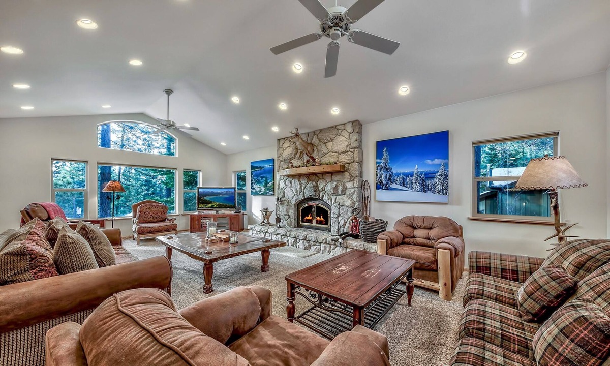 Montgomery Estates House | Black Bear Villa - large 4 BR, 4 BA, hot tub, game room