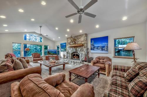 Montgomery Estates House | Black Bear Villa - large 4 BR 4 BA hot tub game room