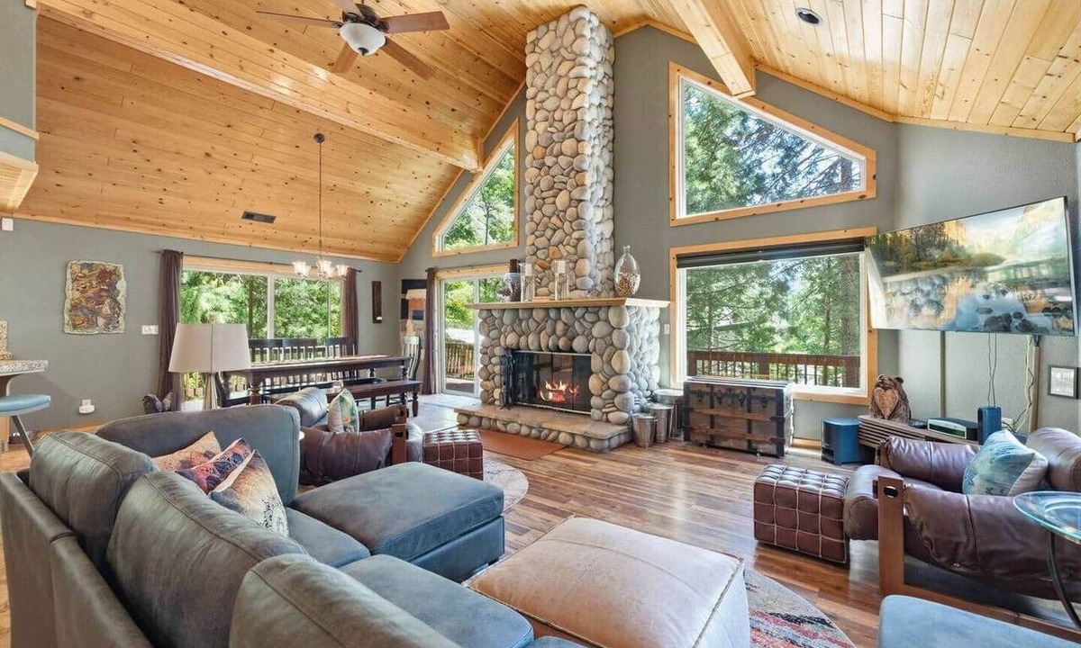 Strawberry House | Black Bird Lodge~ Minutes from Lake & Skiing