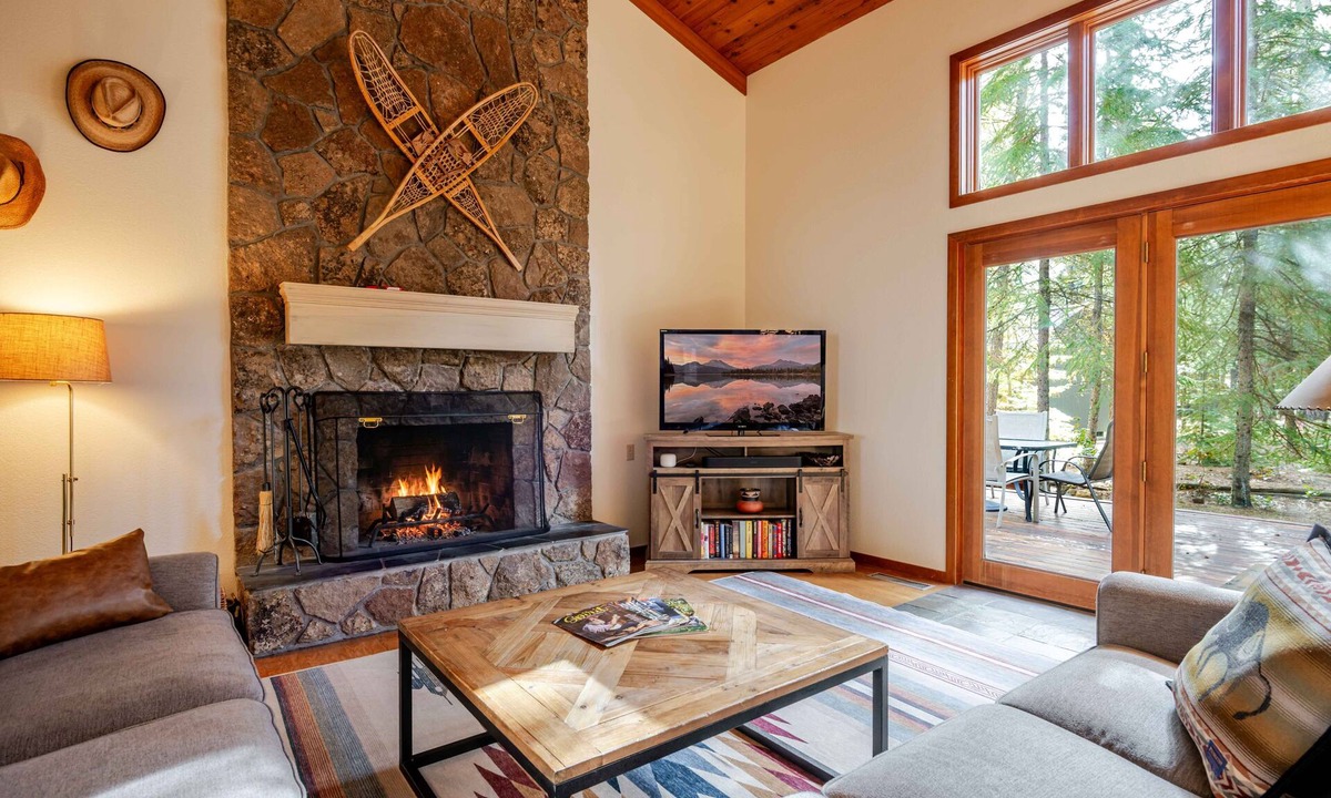 Black Butte Ranch House | Black Butte Ranch Retreat w/Hot Tub & EV Charger