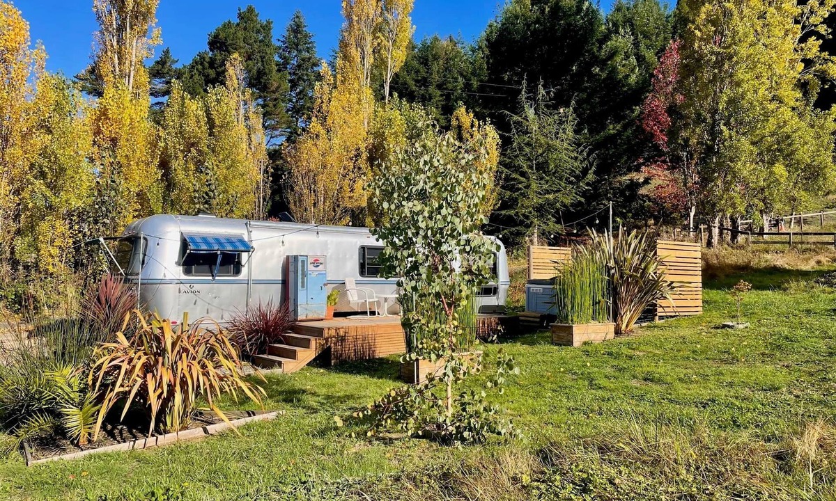 Freshwater House | Blissful Farm Airstream Camper Retreat - Hot Tub