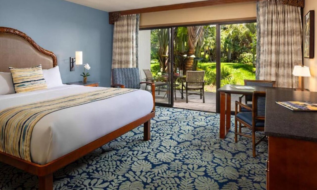 Crown Point Hotel | Blissful Retreat Room Perfect for Romantic Getaways – Pacific Ocean Steps Away