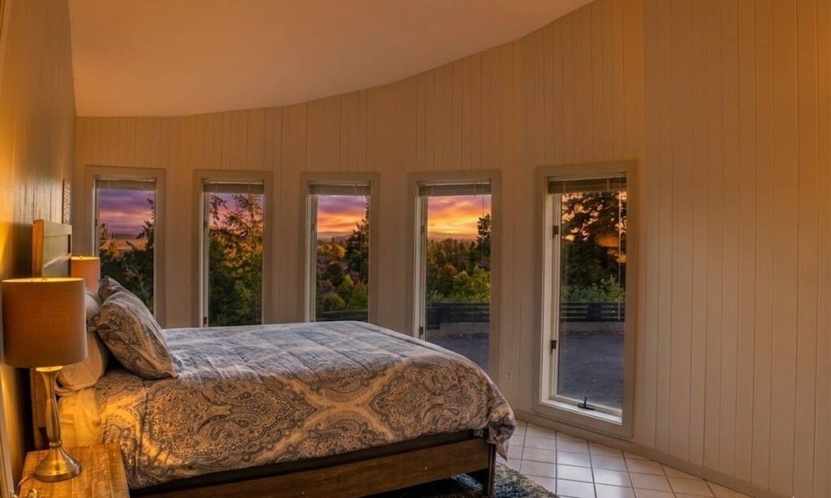 Eugene House | Blocks from the University of Oregon with gorgeous views of the City of Eugene