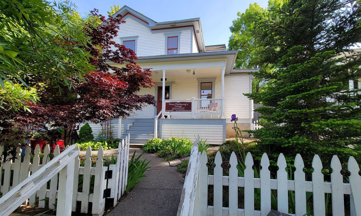 Siskiyou-Hargadine Historic District House | BookStayHop - Anne Hathaway's House ~ Just 4 blocks from OSF!~ Kitchen