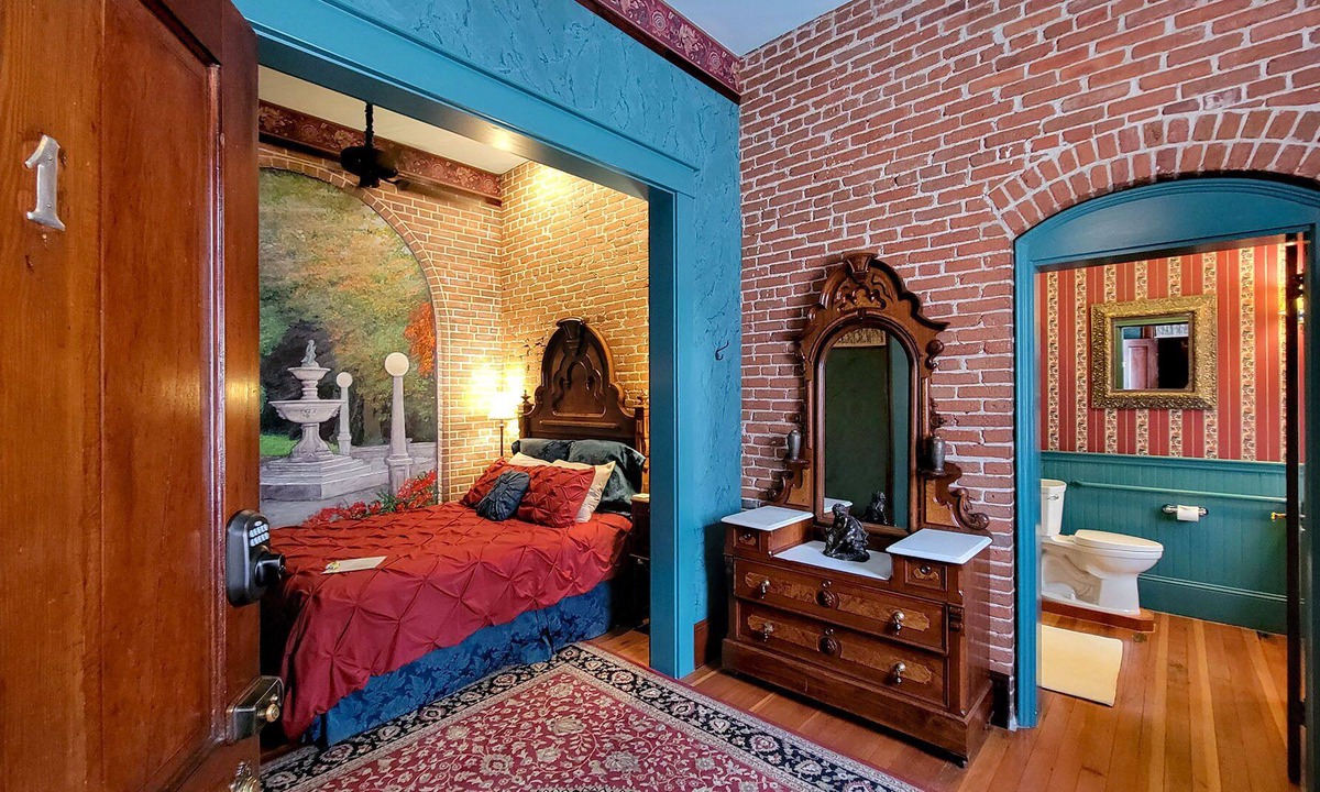 Historic Railroad District House | BookStayHop - Peerless Hotel ~ Guest Room 1 ~ Downtown Ashland