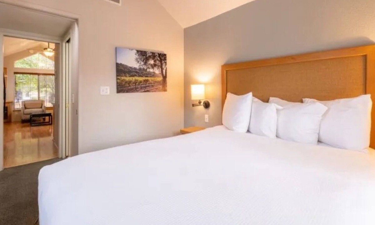 Napa Cottage | BottleRock Weekend Resort-1 mile to Festival-Sleeps 4-Free Parking-Late Checkout